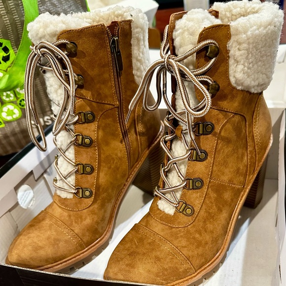 Nine West Shoes - Nine West Tan Lace-Up Chunk Heel Faux Leather Boots with Cream Sherpa Lining 9m